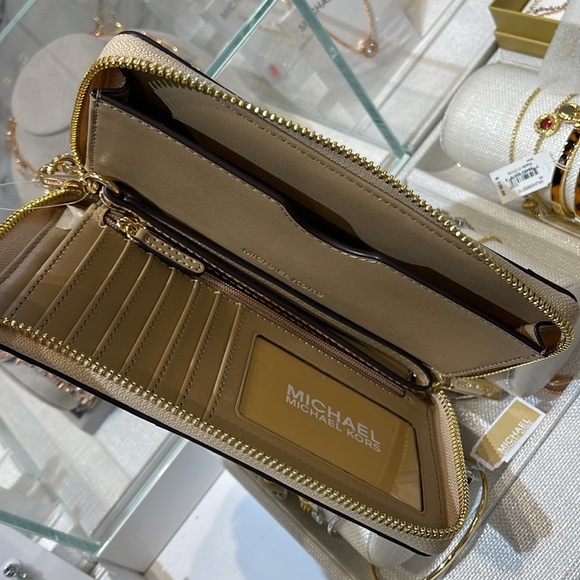 Michael Kors Large Metallic Smartphone Wristlet Wallet 
Pale Gold 
NWT - Picture 9 of 16
